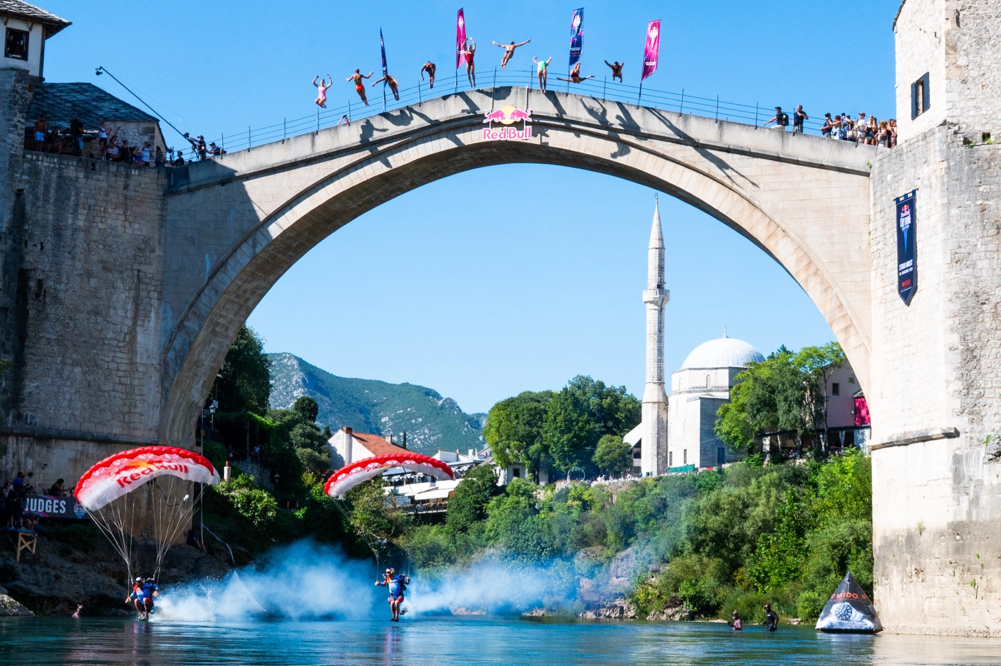 PADOBRANICI PROLETJELI ISPOD STAROG MOSTA, ZVIJEZDE RED BULL CLIFF DIVINGA  IZVELE MASOVNI SKOK